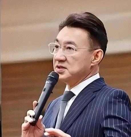 江启臣集结老牌力挺卢秀燕能笑到何时？风还没停，卢秀燕刚刚踏上返台的飞机，台中