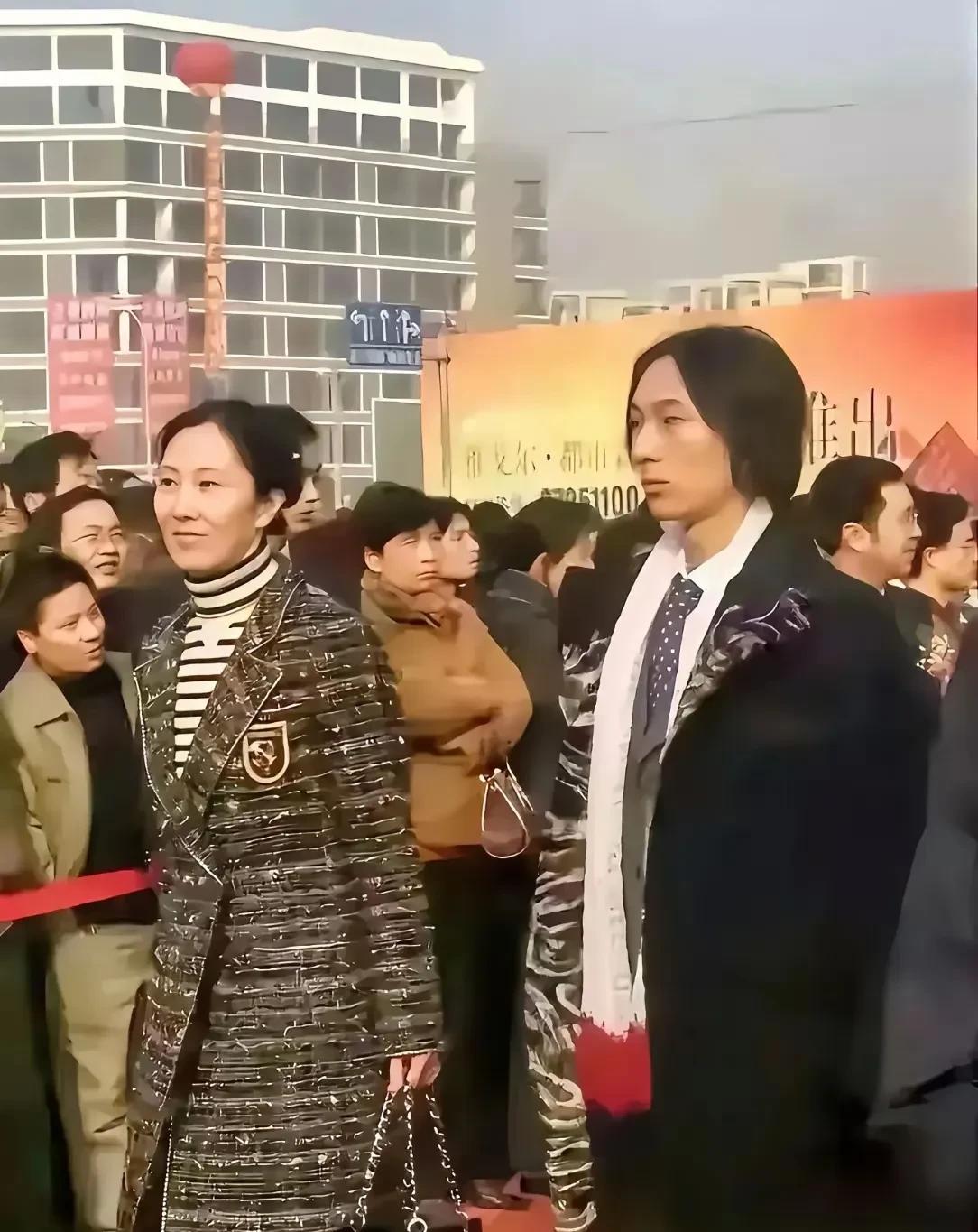 原来王思聪年轻的时候也是单眼皮呀，黄一鸣生的这个小女孩儿原本看起来是个单眼皮，还