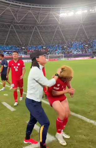 “黄毛“黄紫昌被泰州主帅”揪发暴打“！！代表常州参加苏超的黄紫昌在和泰州的比赛