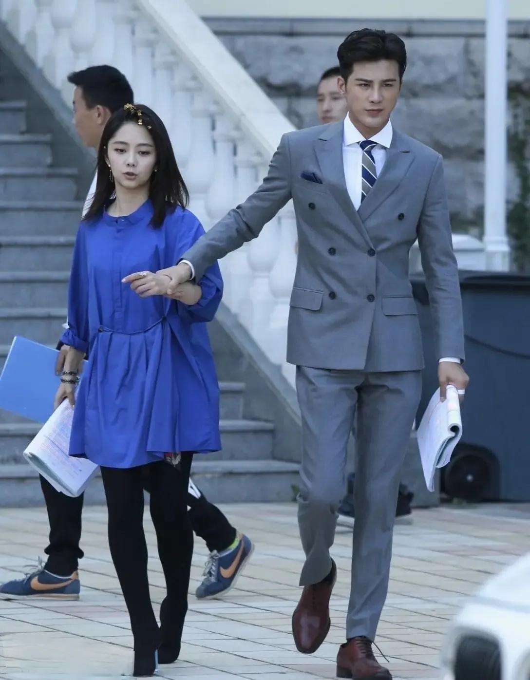 姜潮和谭松韵在一起，谭松韵变成了小矮人。姜潮，身高180cm，颜值可与靳东相媲美