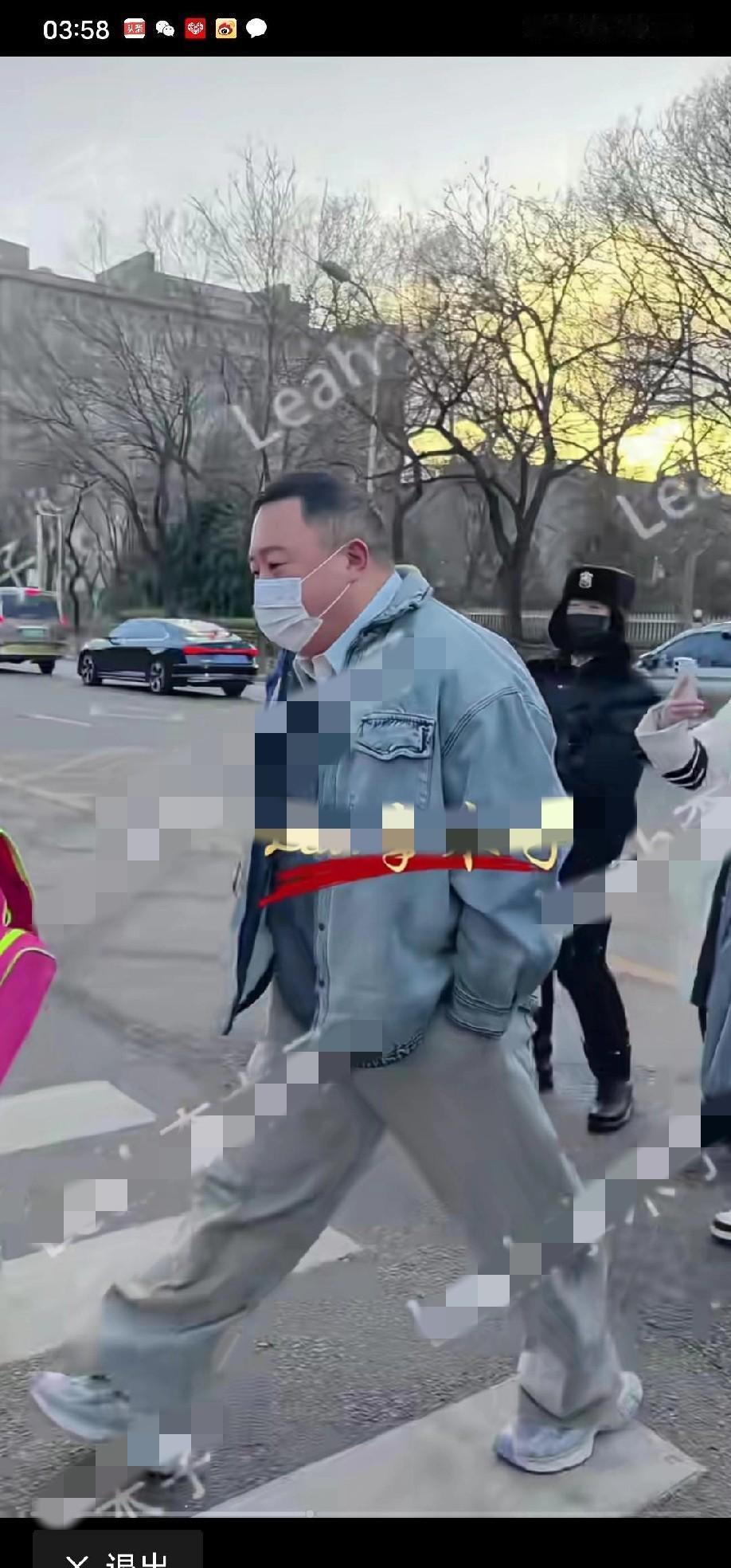 岳云鹏在央视大楼前签了十个名，阎鹤祥连头都没抬。不是性格差异，是生存策略不同。