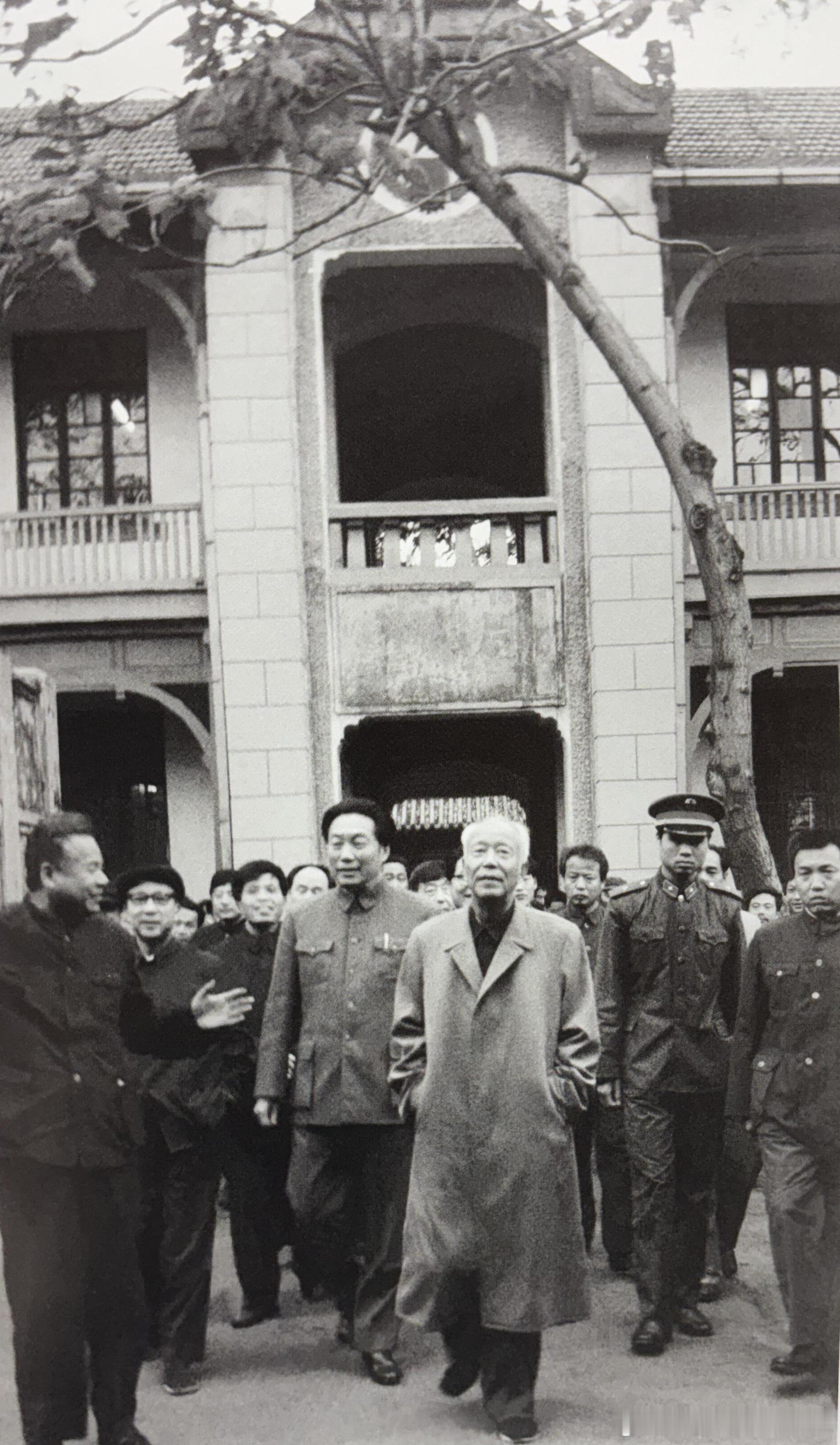 1985年11月万里在当地省市领导人陪同下重回母校-山东曲阜师范学校，原为山东省