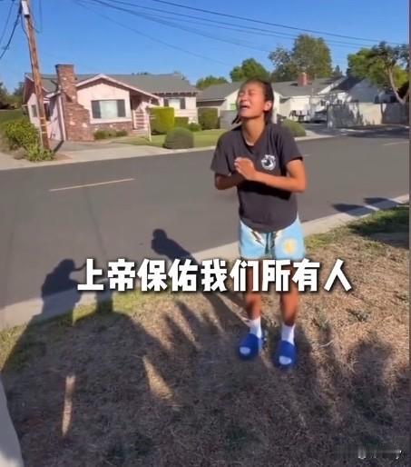 女孩张家裔现在是处境尴尬！首先是她对自己认知不清！在国内被一众媒体忽悠吹捧为篮球