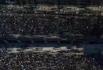 在美国当公务员的妹妹突然给家里打来电话，她在电话中表示：这段时间的美国就像是“地