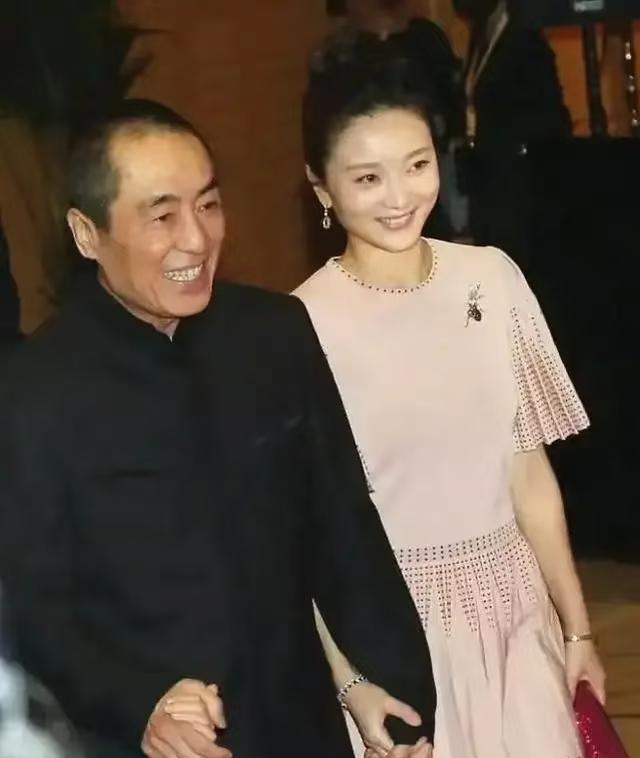 看得出来，张艺谋这人还是有点信命的，别看陈婷比他年轻，可她的面相是端方的，按照老