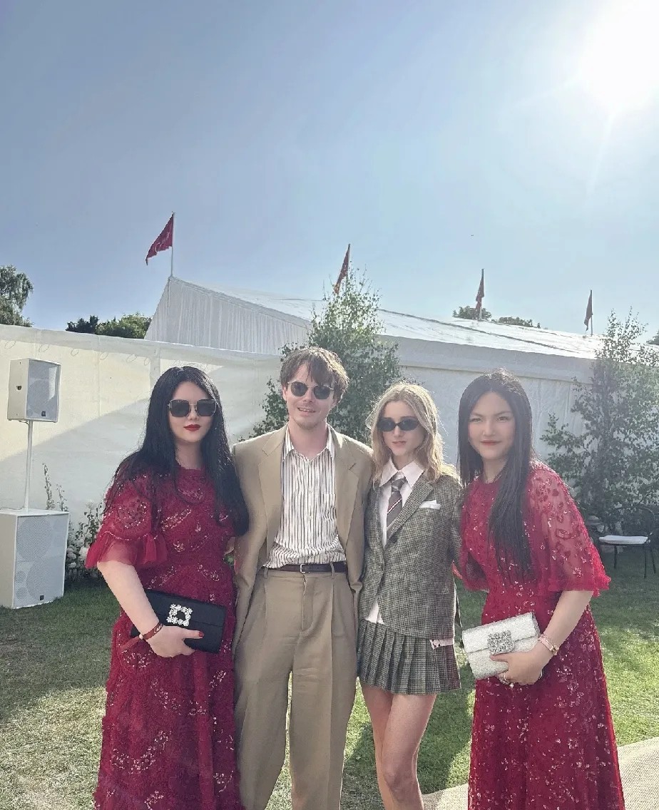 慕了！李湘和女儿看着像两姐妹，贵气十足。娱乐圈星二代里面，感觉就李湘把女儿