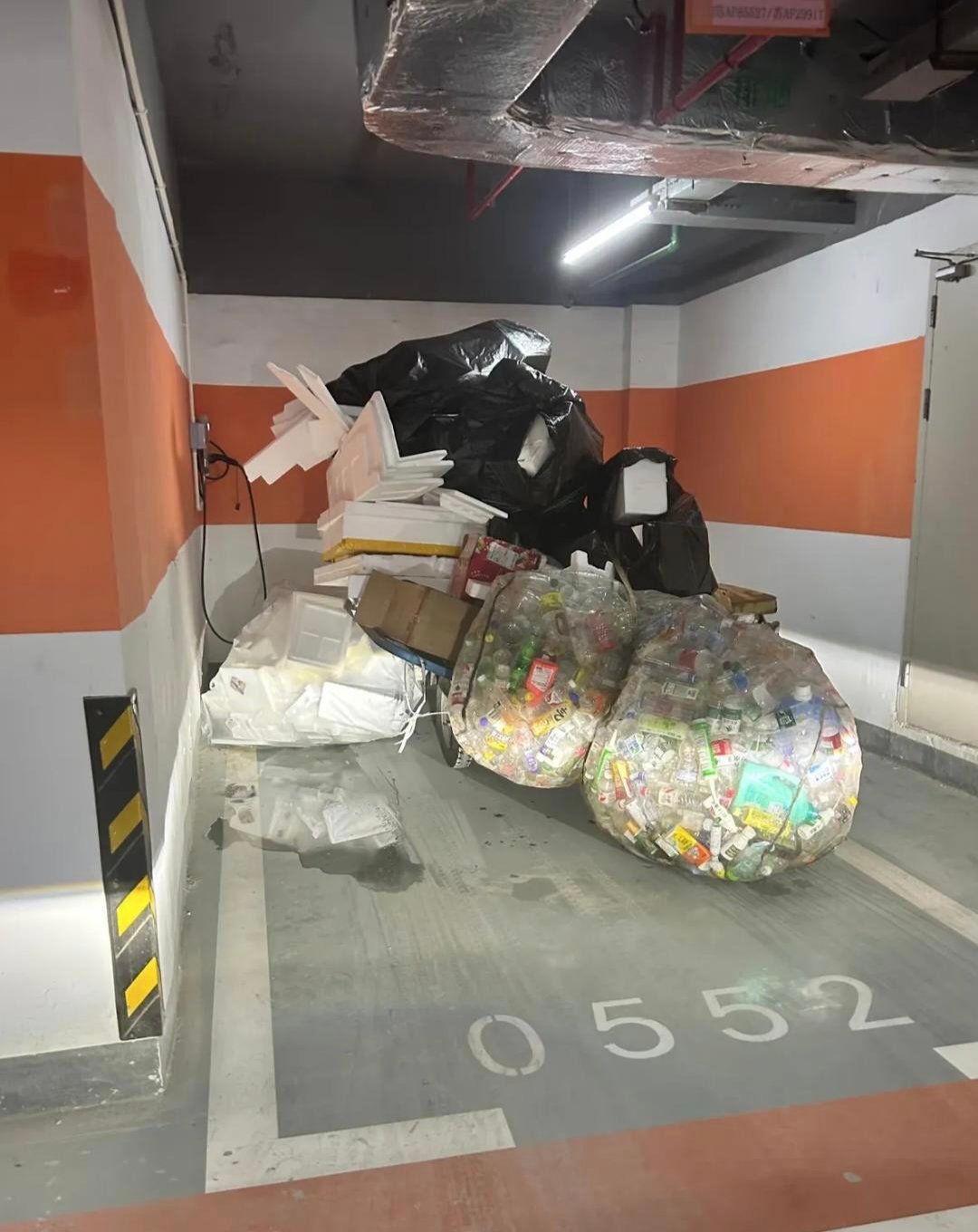 天塌了都好几次了，车位被占了怎么办，物业也联系不上人。