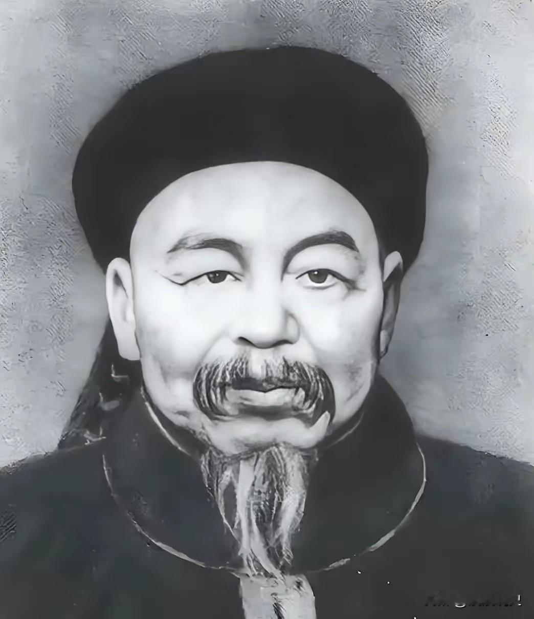 都说左宗棠绝情，胡雪岩落魄时他分文未助，多年后仆人才敢吐露真相：左公当晚把帅印都