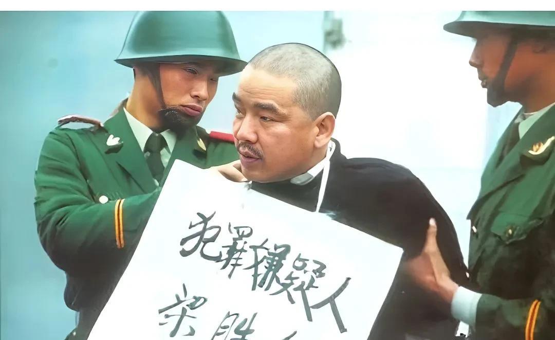 这是2003年在许昌郊外刑场，罪犯梁胜利将被执行死刑的照片。梁胜利面相狰狞，贼