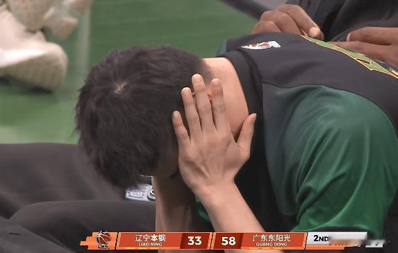 没眼看！辽篮大比分落后，坐在场下的赵继伟，捂着眼睛，表情很是落寞！本赛季