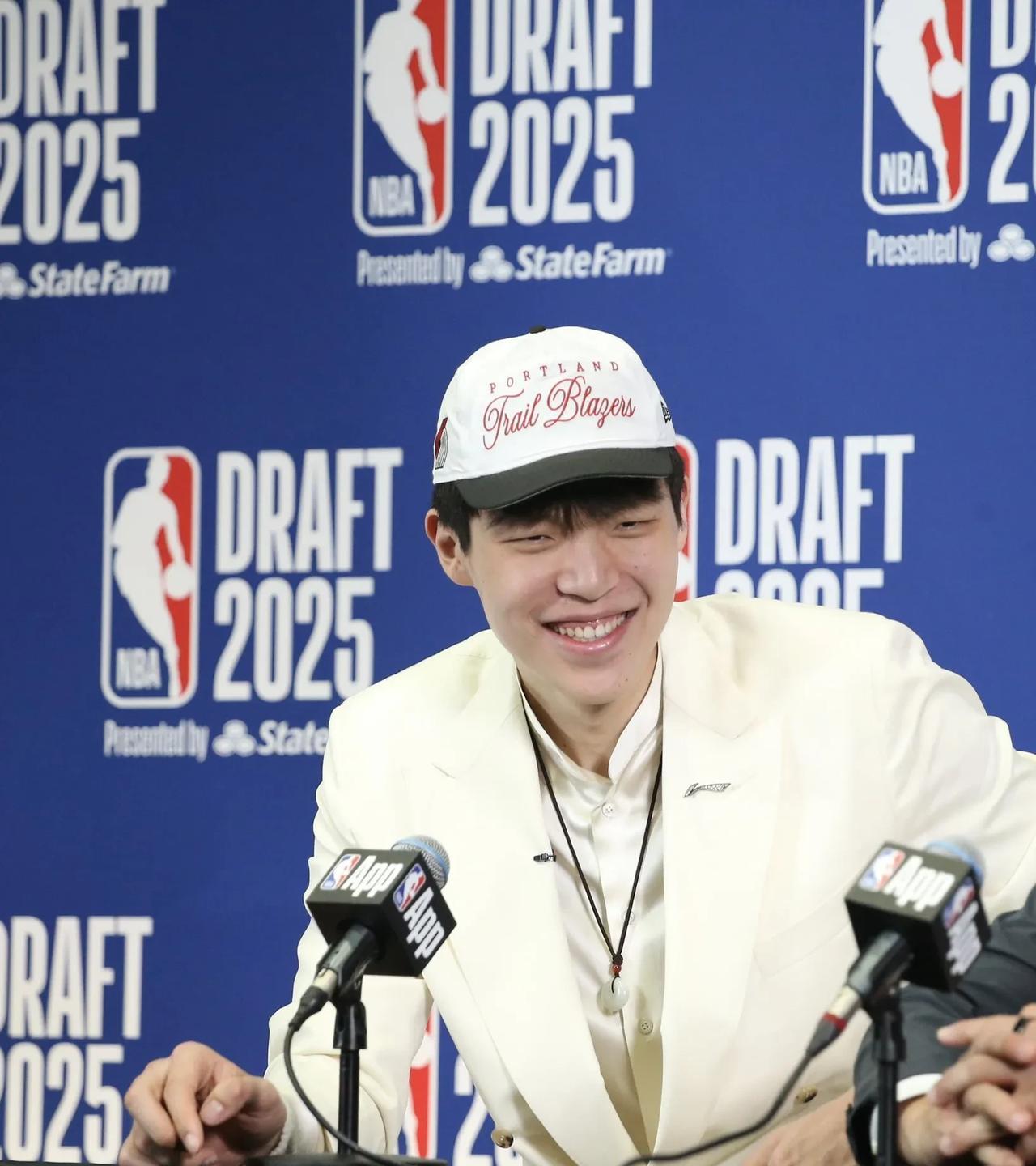 历史总是在重演，刚刚被NBA选中的杨瀚森就回来出战亚洲杯了！据国内媒体报道，刚