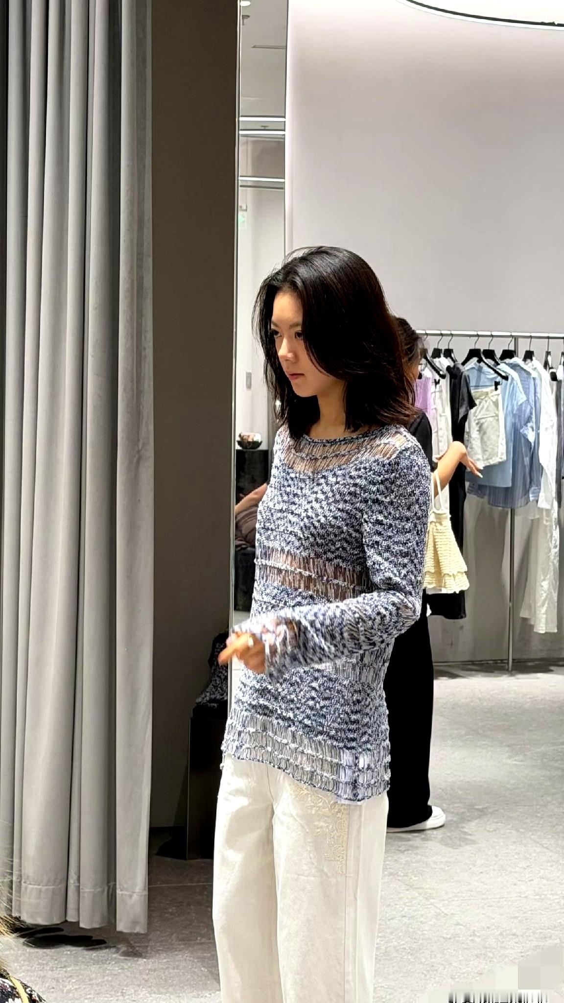 网友在三里屯偶遇赵今麦试衣服，一连换了好几套当场打包，生图流出来直接把路人看愣了真人远比镜头里瘦得多