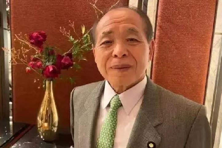 12月26日，香港《卫报》报送:“日本自民党议员铃木宗男周四携圣诞礼物访俄，名义