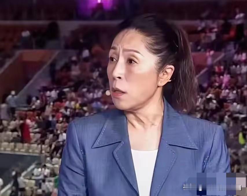 女篮大胜新西兰，郑薇边点评边“后悔”郑薇指导在点评时，特别提到杨舒予，说她进
