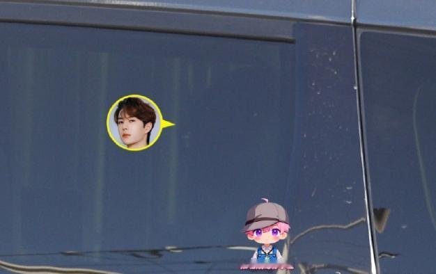 王一博被爆现身春晚彩排！王一博疑似被拍到现身央视春晚彩排，但是隔着窗户画面太过