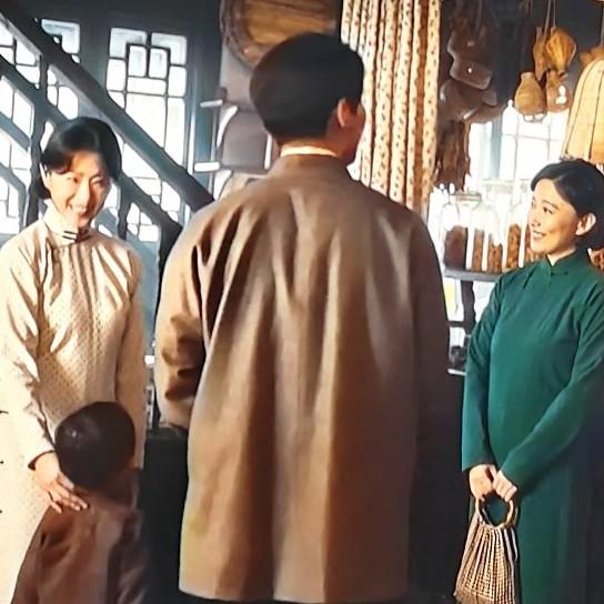 在《八千里路云和月》第三十三集中，丁玉娇在诊所见到曾雪飞这一幕很有看头。当时抗