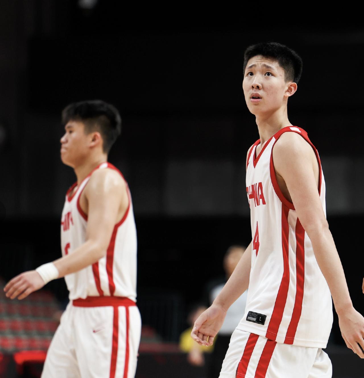 看张宇辰打球，再看陈昱休打球。U18男篮6号陈昱休，就是最标准的国产老式后卫