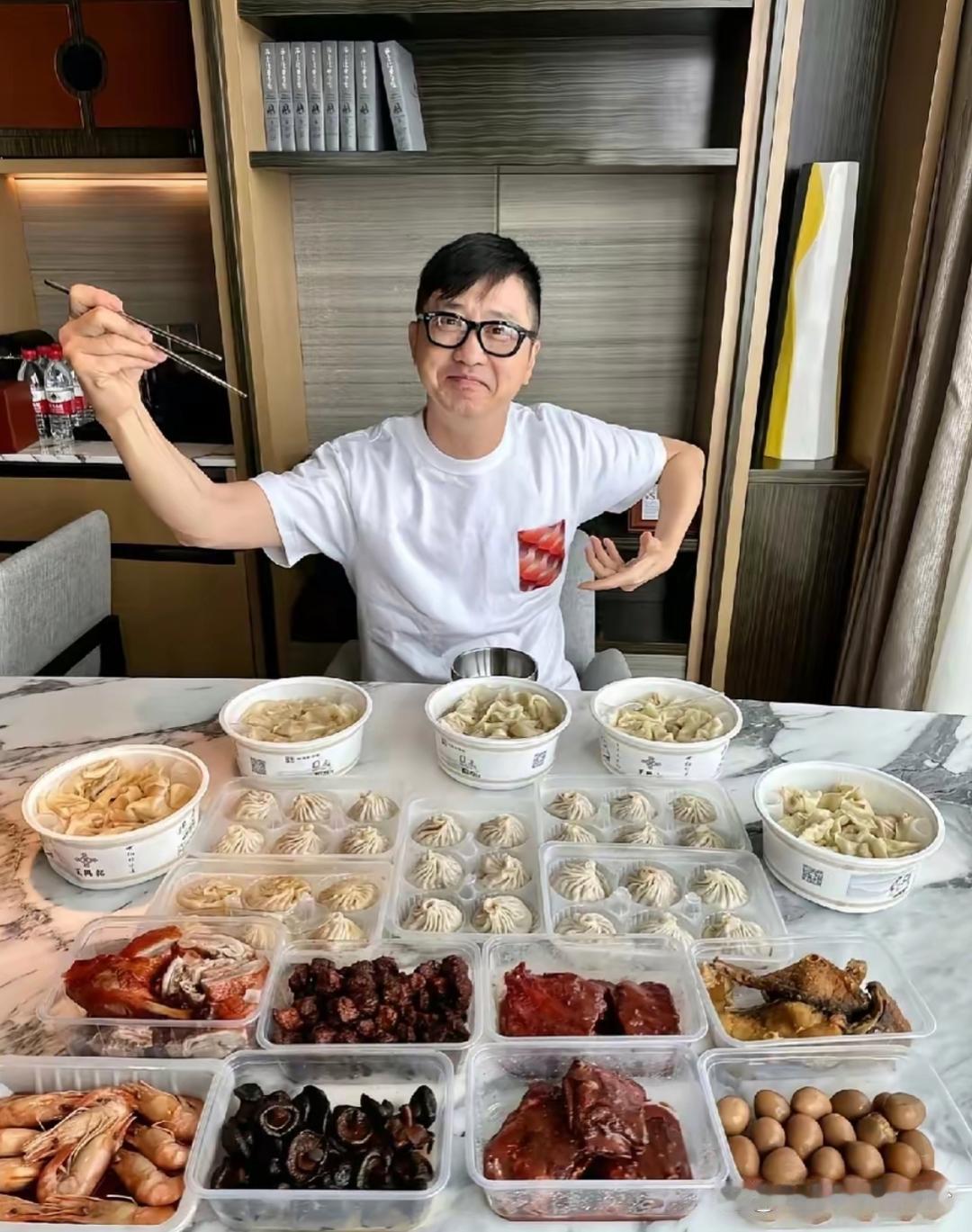 庾澄庆这顿午餐菜品满满，看着格外丰盛诱人。