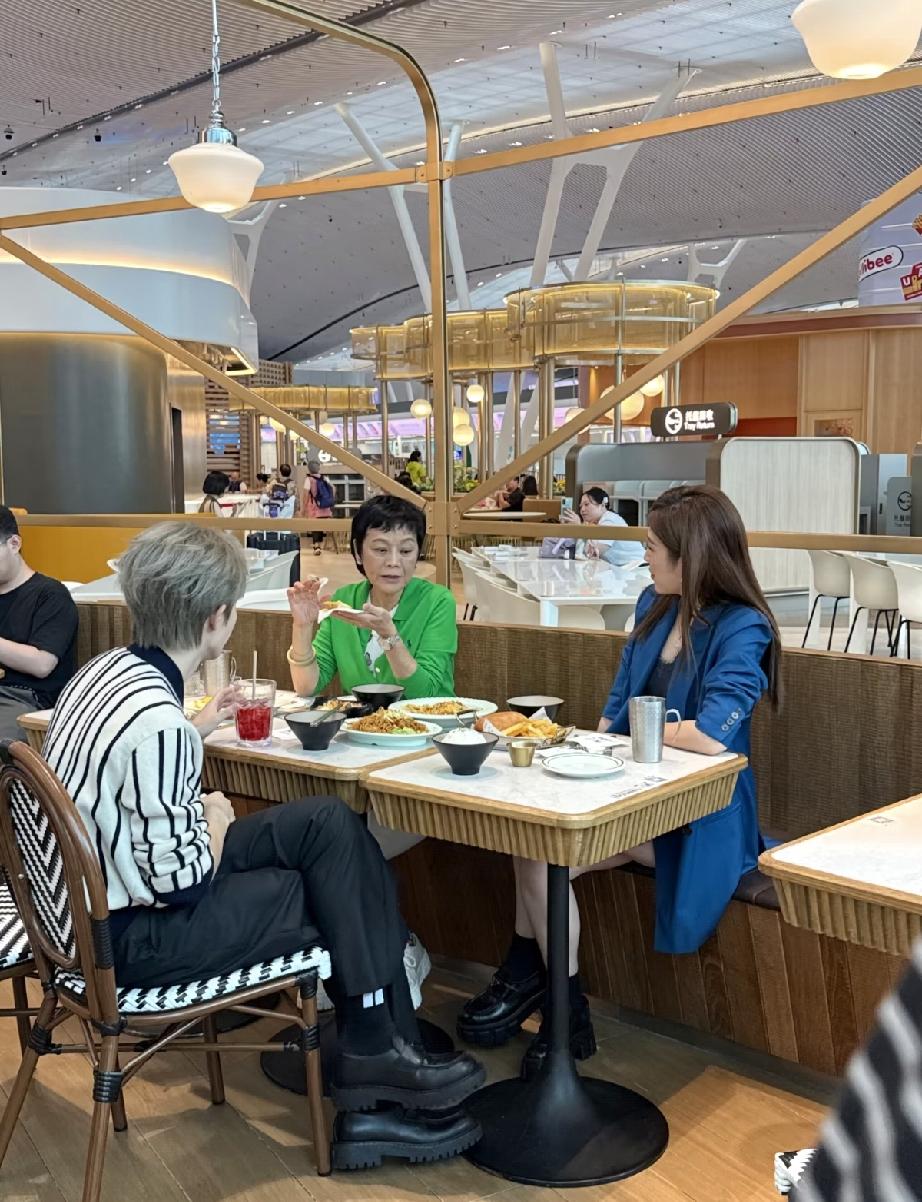 9月1日，张艾嘉与90后小生李昊在香港机场牛奶冰室吃甜品，张艾嘉73岁素颜就是老