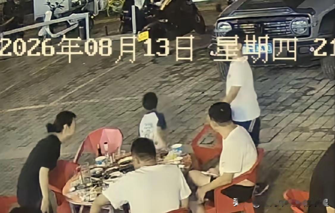 丢人丢大了！陕西西安一家五口，吃饱喝足一桌好菜，不结账、不打招呼，全员分批溜走，