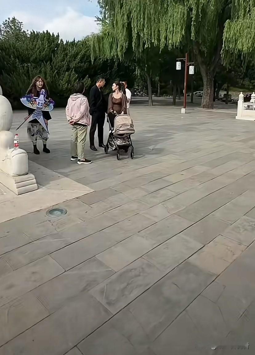 小汪宝开始炸街啦！马筱梅推着汪宝出来溜达，马筱梅还放风筝给汪宝看，就连大妈偶遇