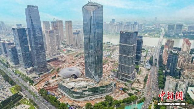 广州国际金融城起步区规模最大的商业综合体落成