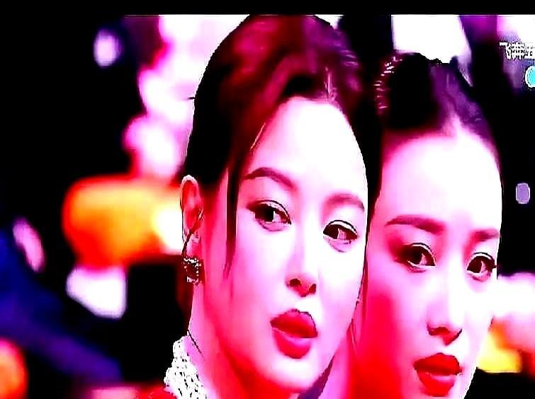 娱乐圈最狠的不是拿奖，是你的朋友敢当着所有人的面，把你推到大导演面前。辛芷蕾