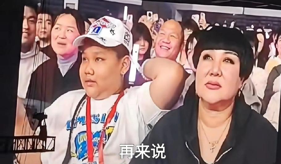 好吓人，郭德纲的小儿子怎么养成这样了，小孩子越来越胖了，以后想瘦下来真的很难。