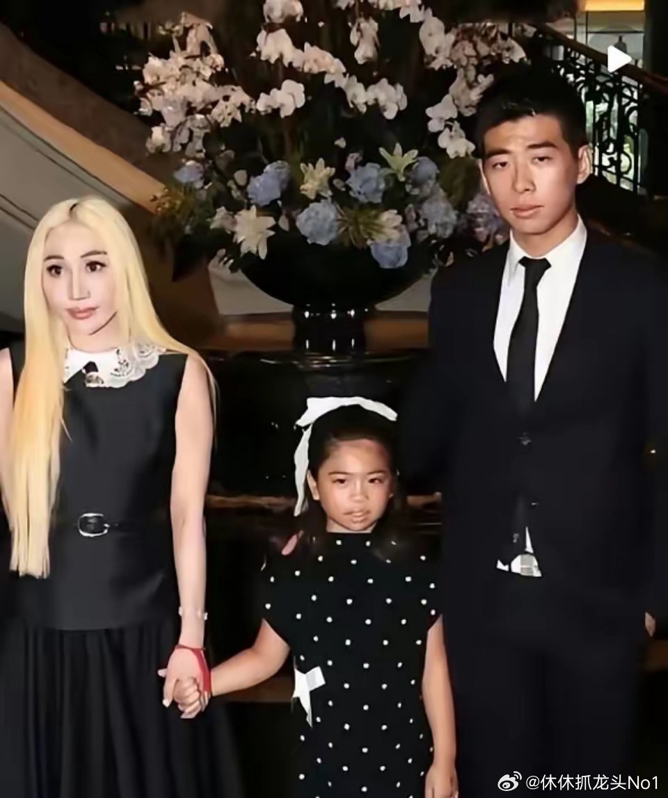 何超盈弟弟婚礼上惊艳亮相，身材恢复到了婚前窈窕状态。有营养师，有健身教练，什么都