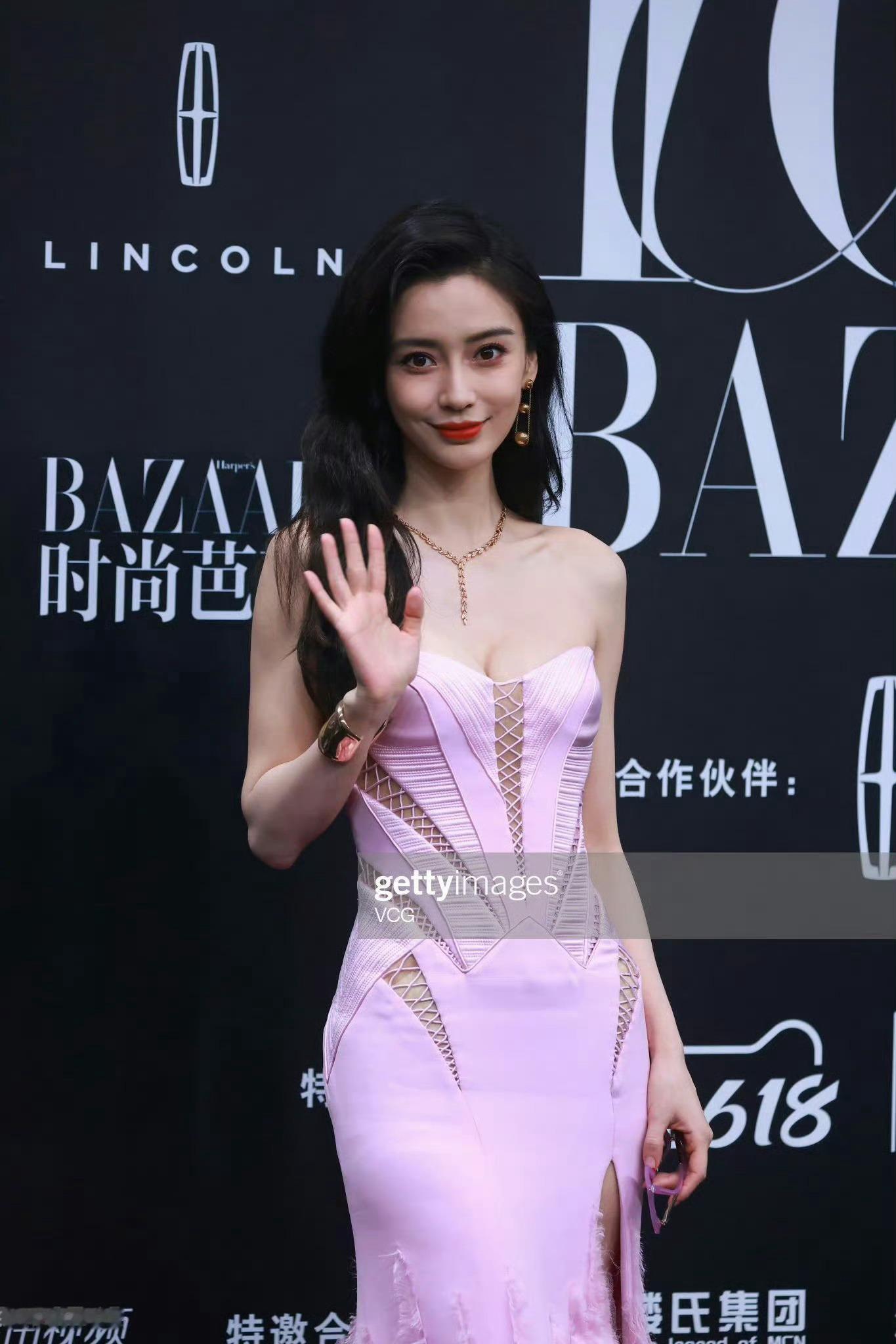 即有顶级星光被称之为“神/皇”,在影视,时尚,红毯(高定),代言等领域多个top