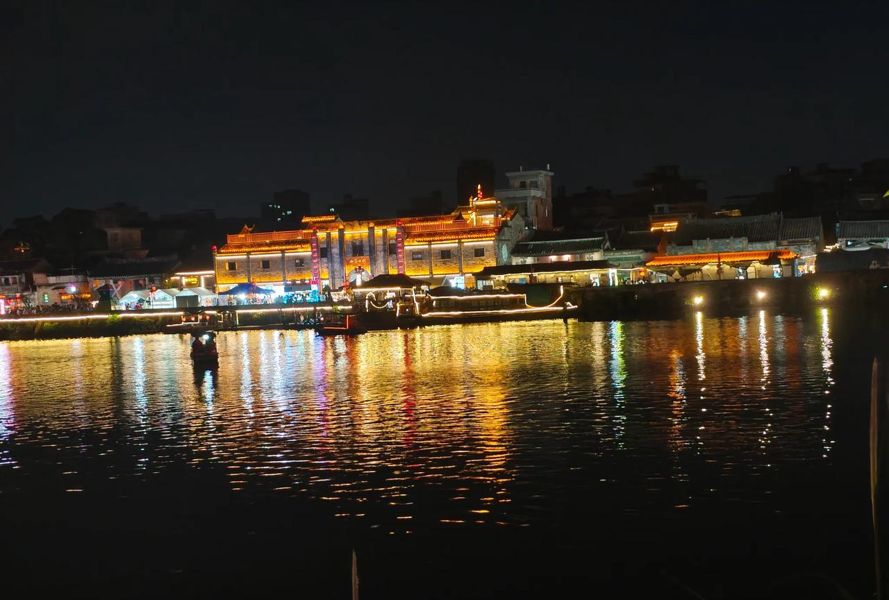10月2日晚，东莞寮步西溪古村景区的夜景实在是好漂亮啊！那景致令人陶醉，真的让人