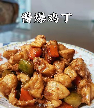 前两天74岁的迟重瑞在南锣鼓巷吃了一顿饭。点了一盘醋溜土豆丝、一份酱爆鸡丁和一盘