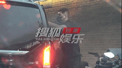 李荣浩雨天逛完户外运动店直奔井柏然家聚会路透图​​​