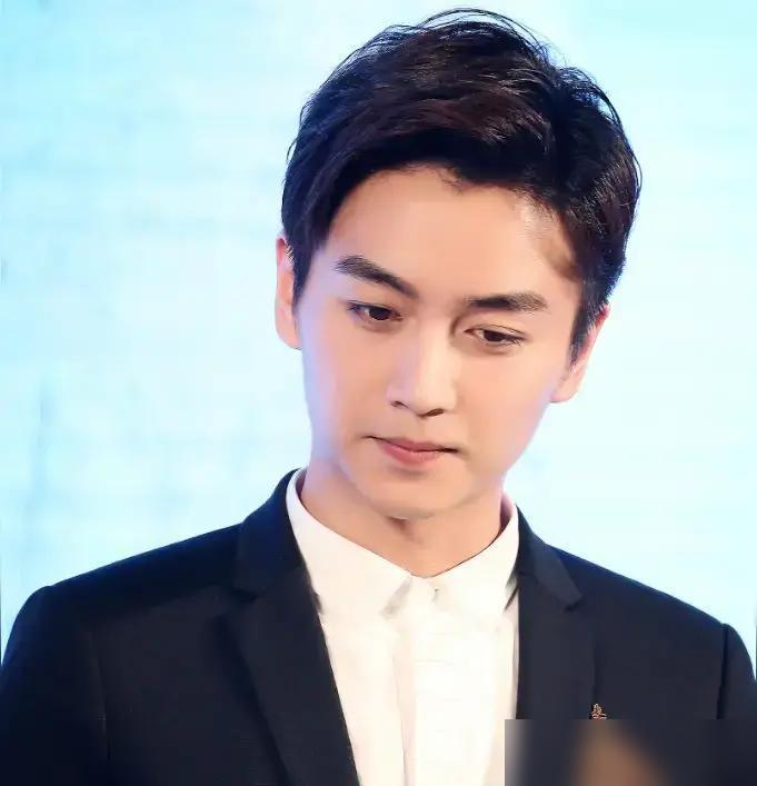 女有孙俪，男有陈晓，陈晓被爆在剧组拍戏，每天收工之后，跟剧组的聊不来的演员直接不