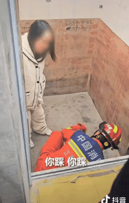 上人民日报了！江西萍乡，女子被困电梯，消防员想拉她上来。女子说了一句“我是孕妇”