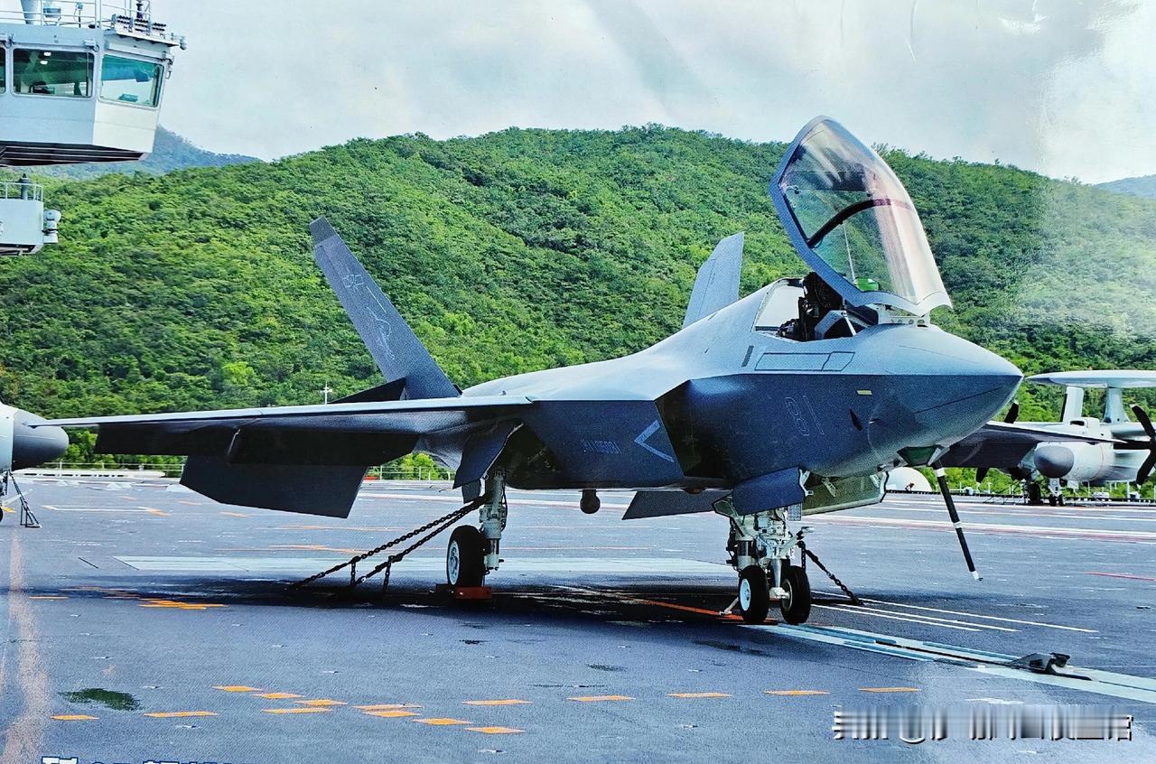 歼-35舰载战斗机系泊于福建号甲板，从这个视角望去，这款隐身五代机着实帅气逼人，