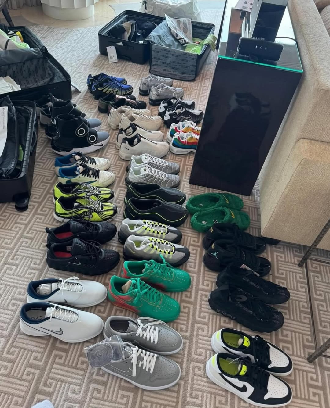 阿尔卡拉斯每次采访都得露出Nike的其他运动鞋……图一是Nike为他在墨尔本