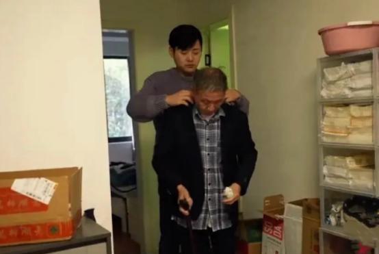 太感人了！78岁的王万林一生未婚，救助700多个流浪儿。然而，当他因病住院急需手