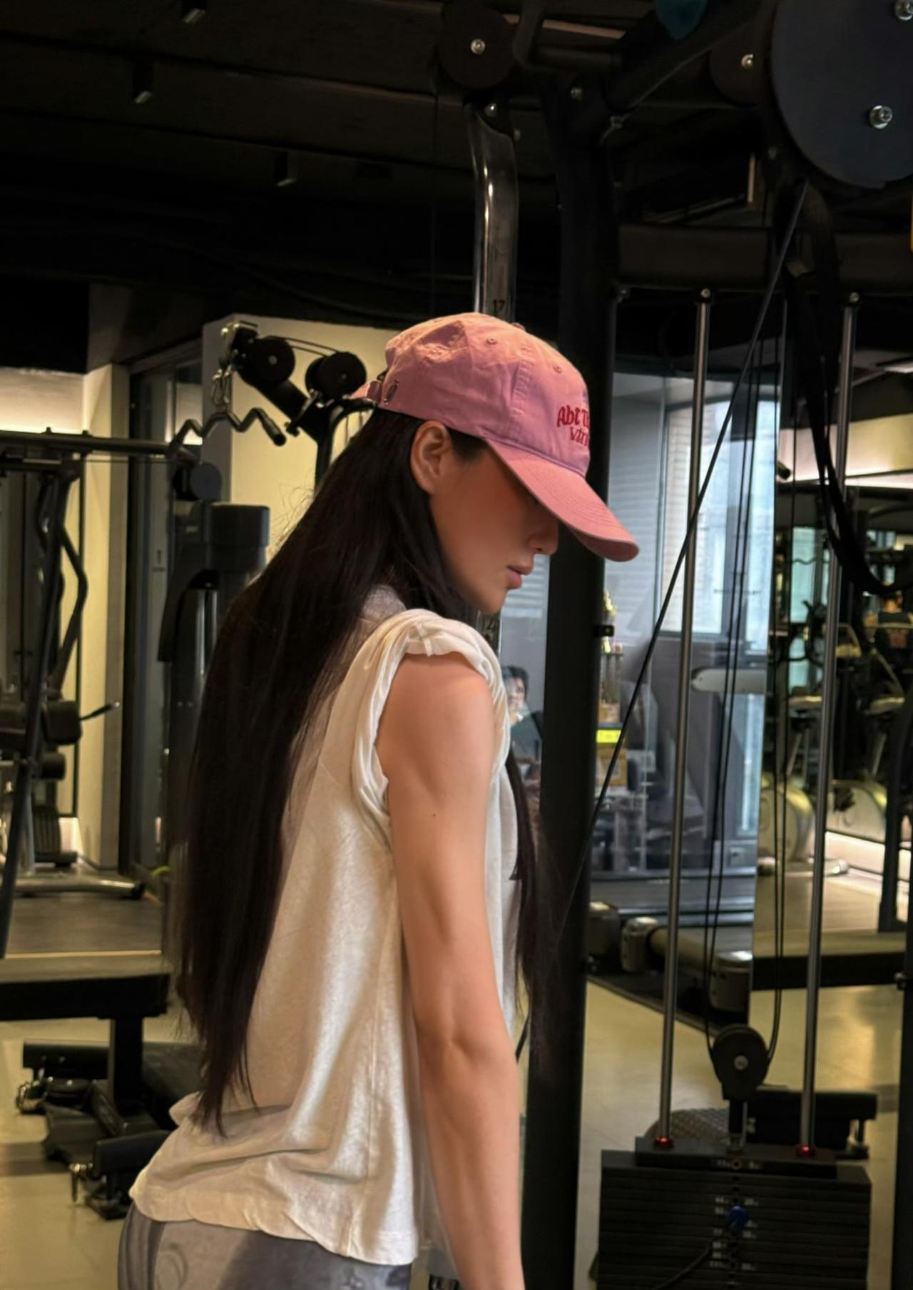 7月5日14:14，张馨予说：健完身出发巴黎时装周……我的妈呀，都准备要出发