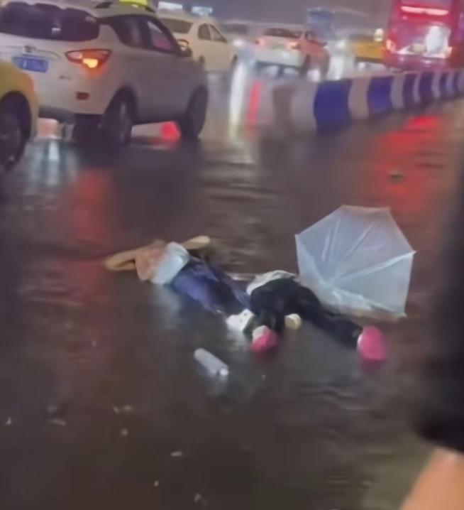 她才18岁啊。刚考上大学，跟妈妈来重庆旅游，想吃顿火锅。现在躺在ICU里，插着呼