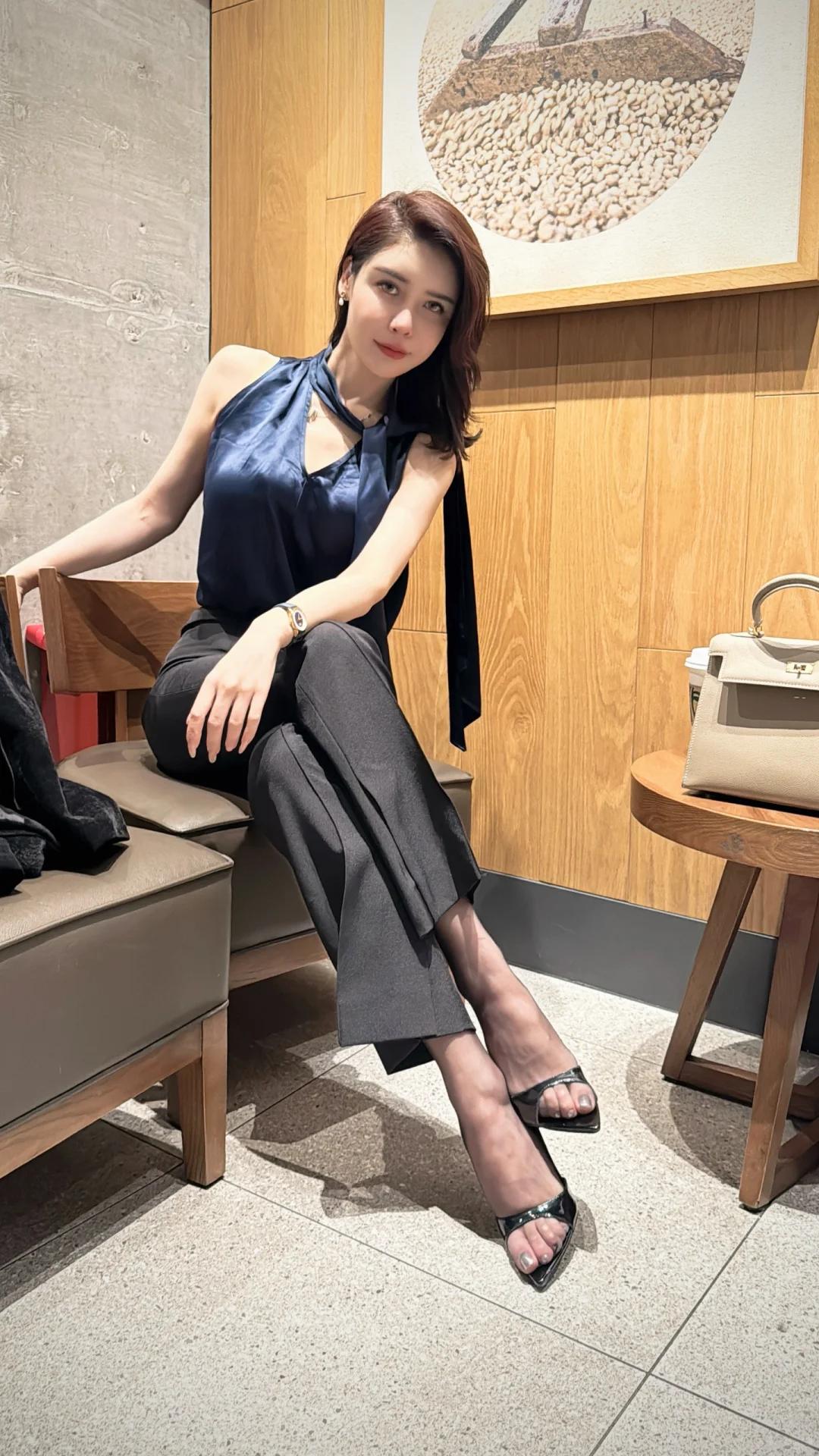 优雅气质穿搭，黑白配的时尚魅力