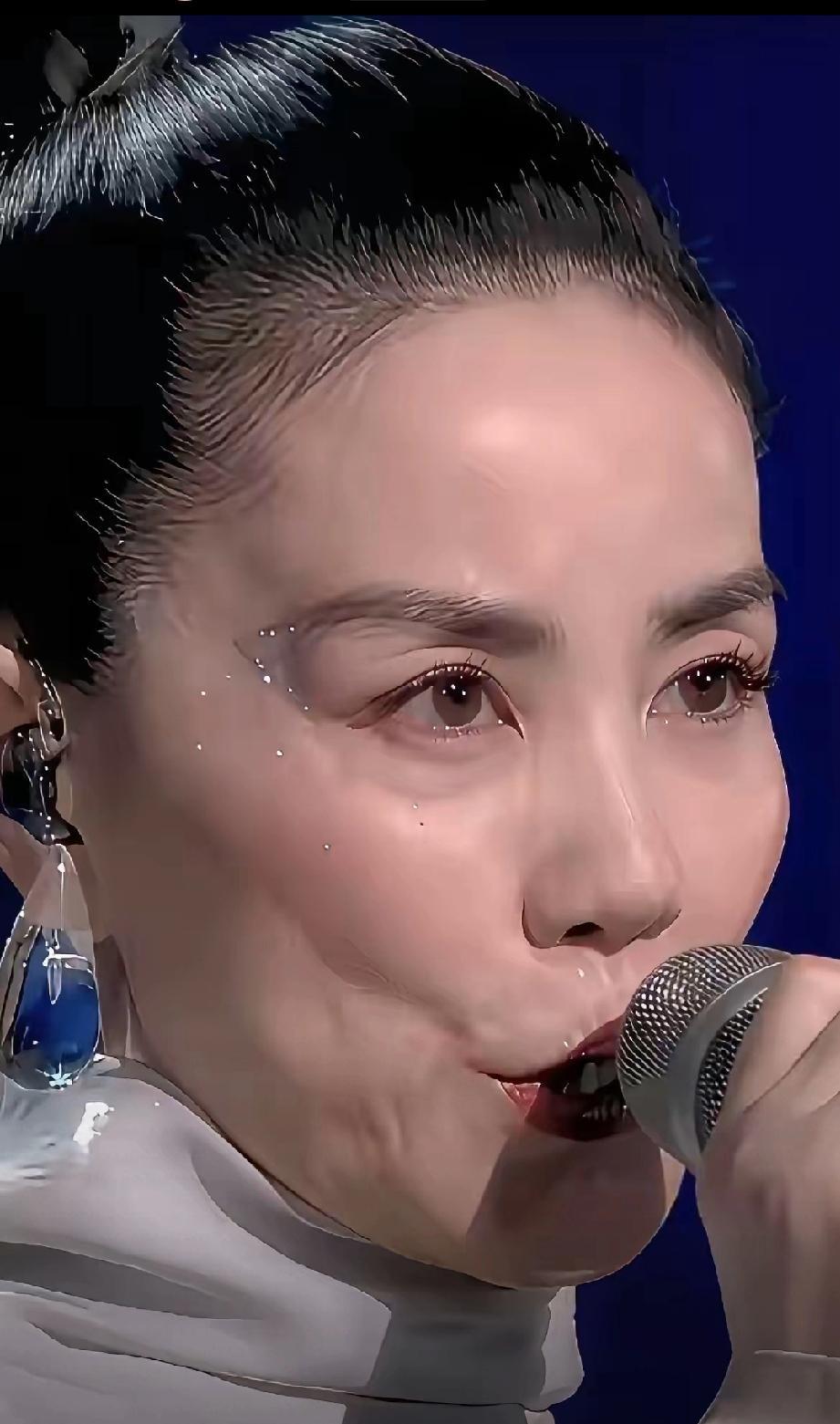 给明星扎针的医生偷偷告诉我，穷人抗老靠狠劲，富人抗老靠续杯。王菲一年两次热玛吉