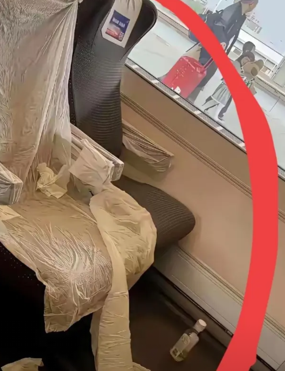 高铁上，准备下车的时候，经过前面靠左手边的2个座椅时，突然，发现了令人惊讶的一幕