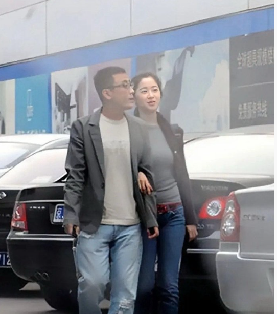 家里的女人有天鹅绒一样的肚子是男人的福气​​​