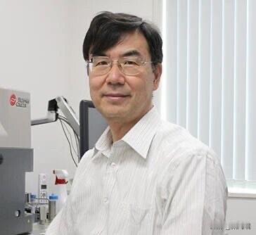 日本科学家坂口志文因发现并研究了免疫系统中的“调节性T细胞”，以其在调节免疫反应