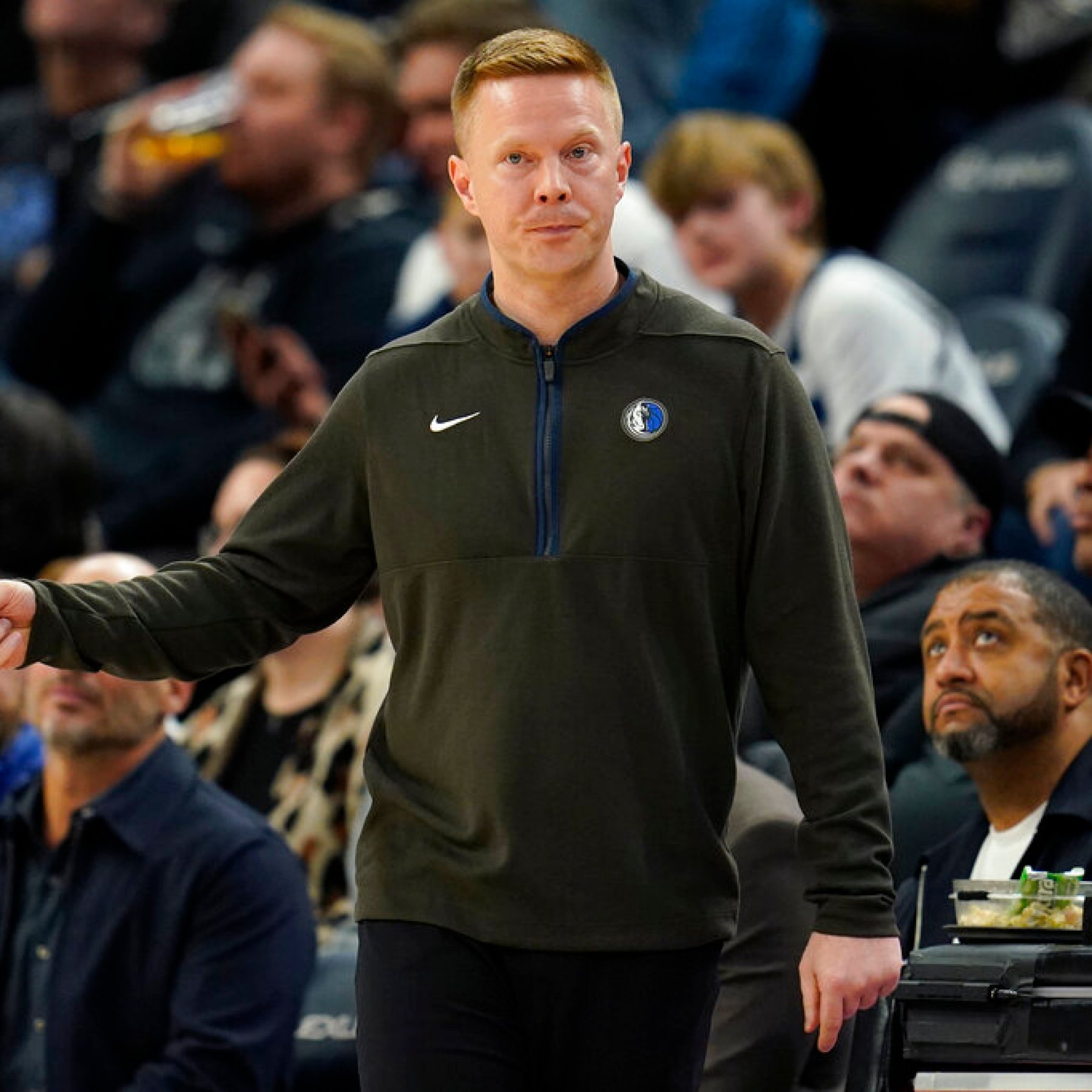 马刺从独行侠挖走的斯维尼被认为是球队本赛季重塑防守体系的关键人物独行侠大善人啊[