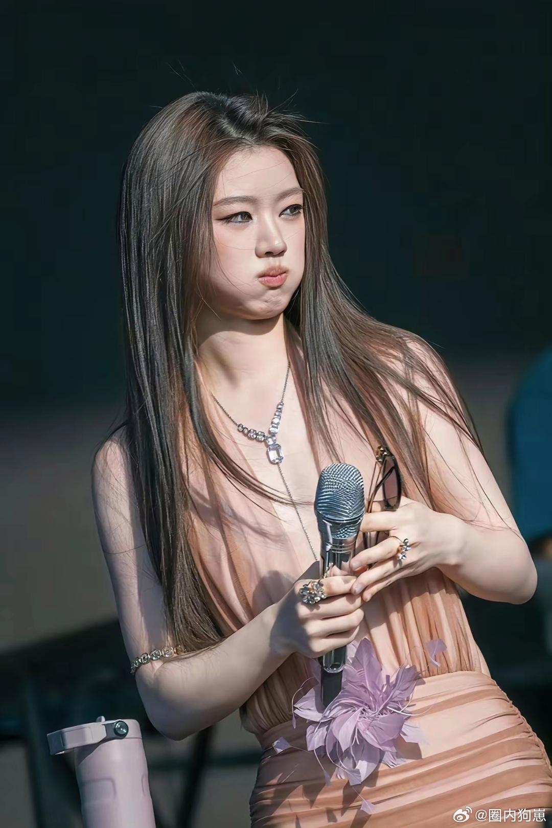 单依纯的心情好到爆棚，直接美翻了～