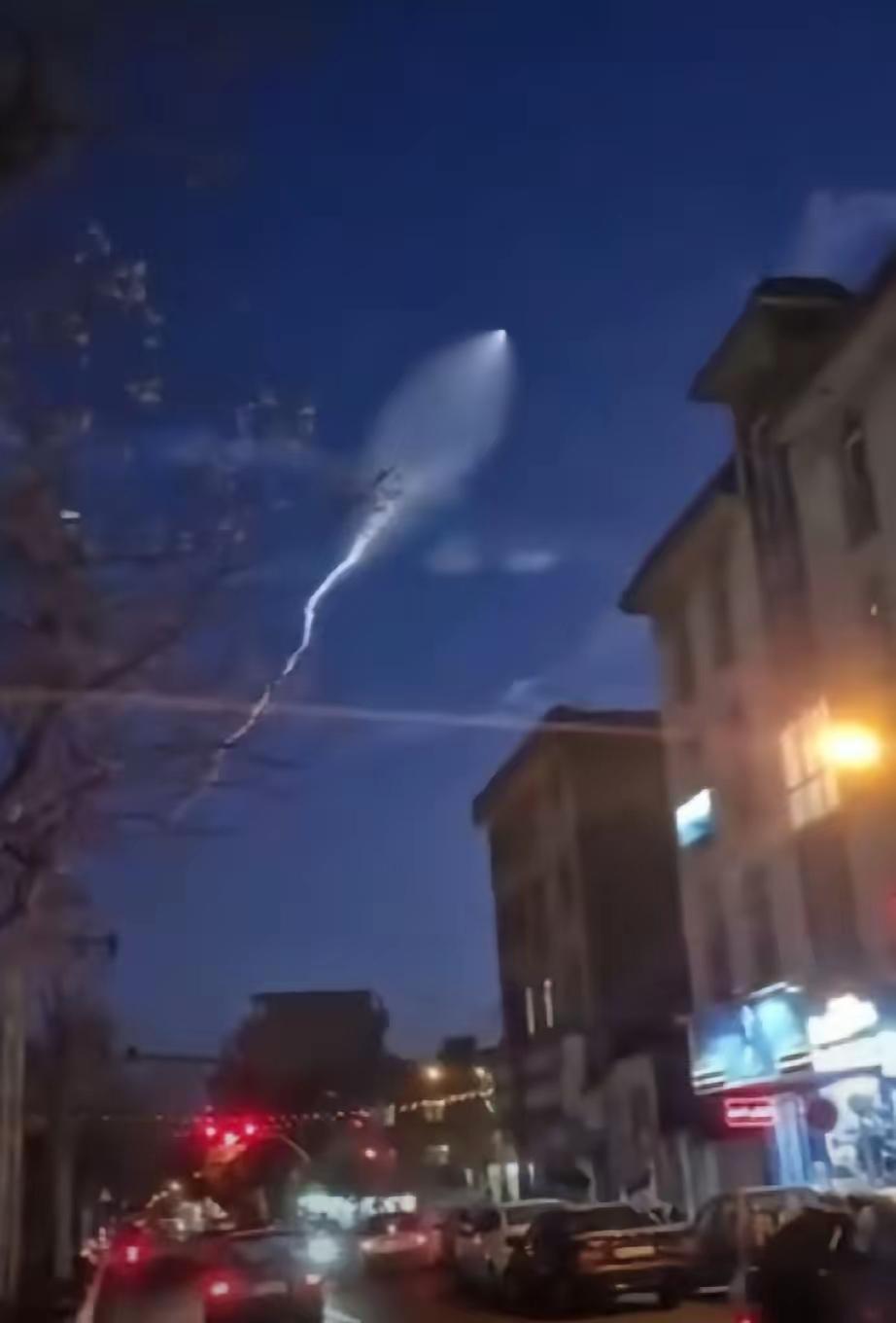 伊朗首次发射了第一枚塞吉尔导弹。​“塞吉尔”是伊朗研制的两级固体燃料中程弹道导