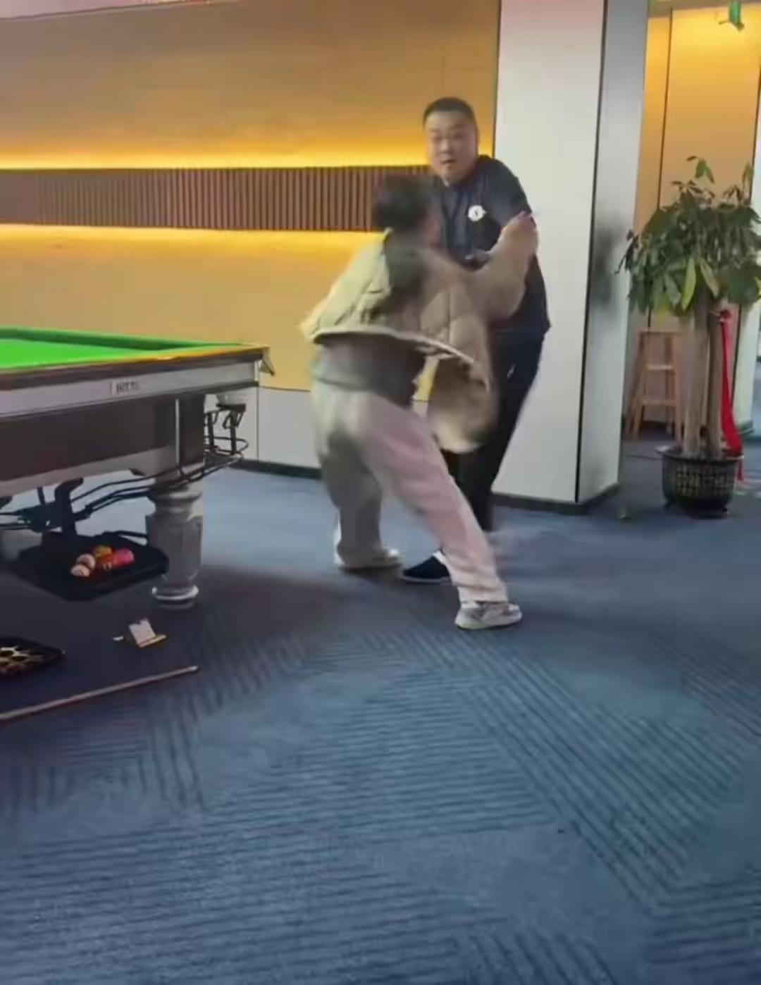 广西老表不是很狠？俗称广西狼兵吗？你们广西表妹在广西防城港某台球厅打工，结果老板