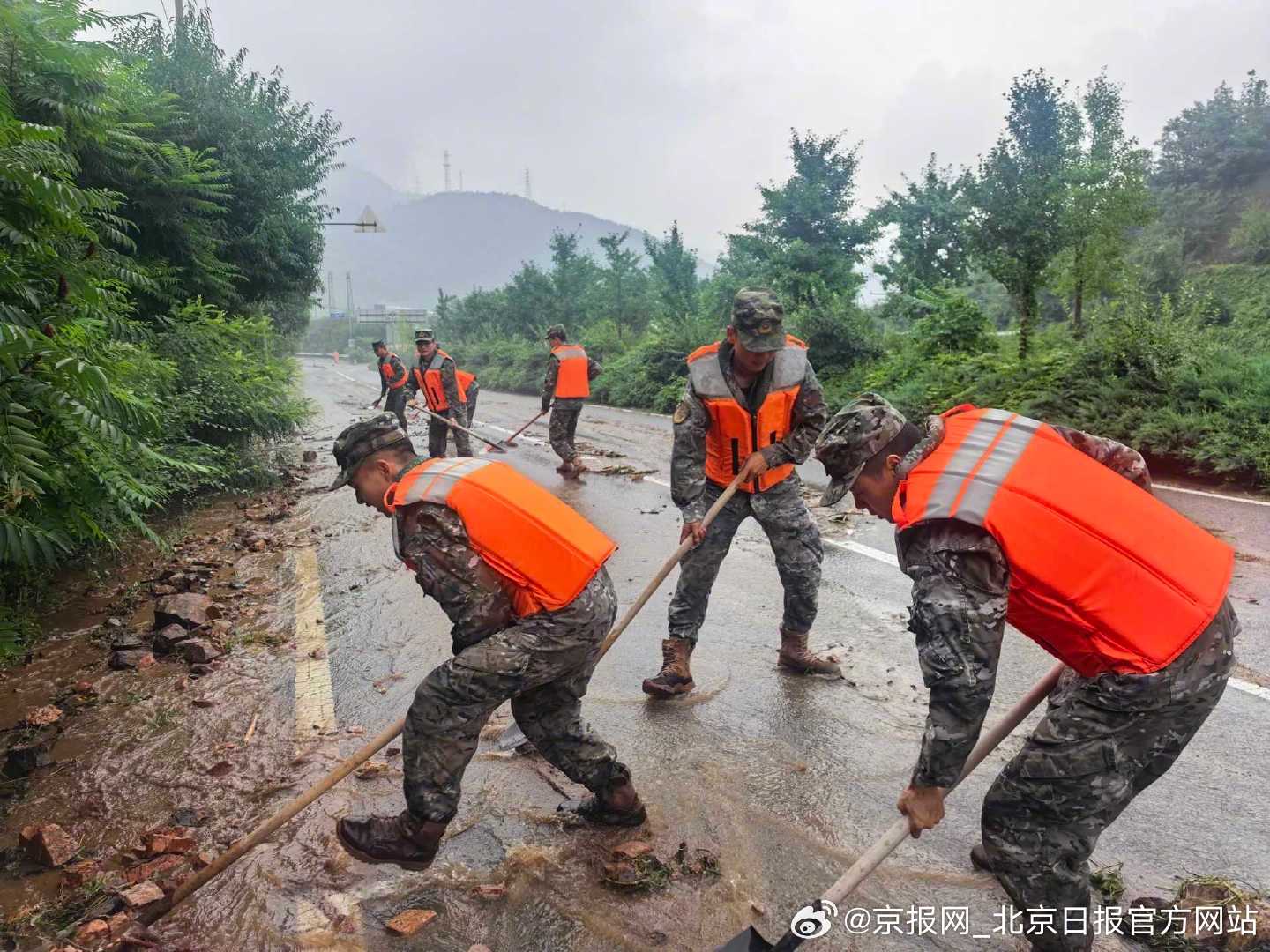 #武警增援力量抵达北京救灾一线#【#武警官兵投入北京抢险救灾#】7月26日密云区